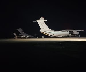 مطار العريش يستقبل طائرتين من الجزائر تقلان 60 طنا من المواد الغذائية والطبية لصالح غزة.. "صور"