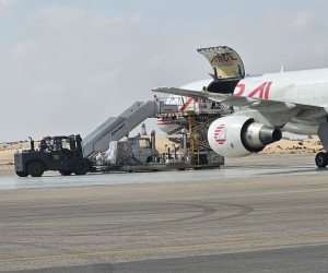 مطار العريش يستقبل طائرة كينية عليها 25 طن أدوية من الصليب الأحمر لصالح القطاع الصحي بغزة (صور)