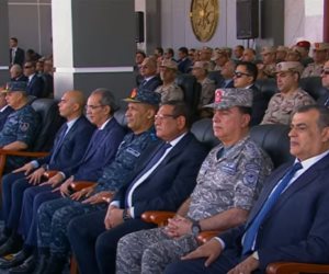الرئيس السيسي يشاهد عرضا للقوات الجوية خلال تفقد الفرقة الرابعة بالسويس