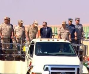 الرئيس السيسي يتفقد اصطفاف تفتيش حرب الفرقة الرابعة المدرعة فى السويس