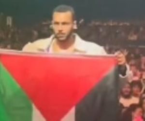 ويجز يرفع علم فلسطين فى حفله بكندا.. والجمهوره يهتف: الحرية لفلسطين