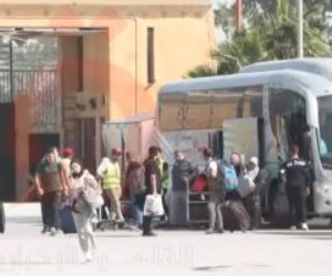 حاملو الجنسيات المزدوجة من معبر رفح يوجهون الشكر للدولة المصرية.. إحدى المواطنات: بيتنا هُدم ونشكر مصر على وقفتها معنا.. وأخرى تؤكد: نحن شعب واحد 