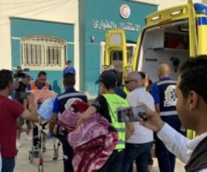 القاهرة الإخبارية: تواصل استقبال المصابين من غزة و30 شاحنة فى طريقها للقطاع