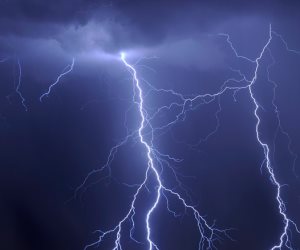 دعاء الرعد والبرق.. أدعية مستجابة عند سقوط الأمطار الرعدية