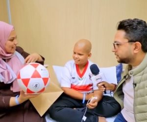  برنامح "مصر تسطتيع" يهدي "كرة قدم وتيشيرت الزمالك" لطفل فلسطيني محارب للسرطان