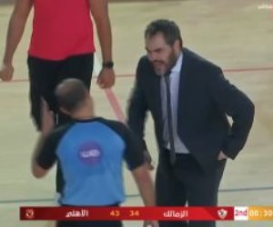 بسبب الاعتراض علي قرارات الحكم .. طرد مدرب سلة الأهلى أمام الزمالك وتوقف المباراة .. فيديو