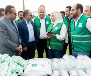 محافظ شمال سيناء يشارك شباب المتطوعين في تجهيز المساعدات الإنسانية والإغاثية قبل إدخالها إلى غزة