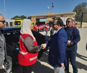 وزيرة التضامن الاجتماعي ونائب محافظ شمال سيناء يتفقدان شاحنات المساعدات الإنسانية برفح (صور)