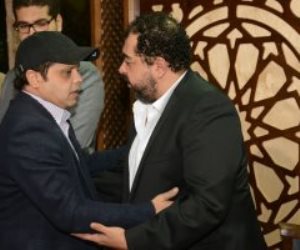 محمد هنيدى يصل المستشفى لإلقاء النظرة الأخيرة على صديقه طارق عبد العزيز