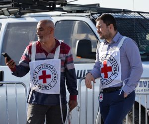  الصليب الأحمر ينقل المحتجزين الإسرائيليين إلى معبر رفح المصرى