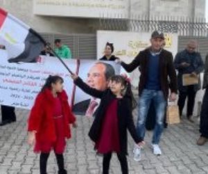 تزايد إقبال الناخبين أمام سفارة تونس.. وصور الرئيس وأعلام مصر تزين المشهد