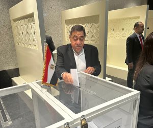 النائب العام السابق يدلى بصوته فى الانتخابات الرئاسية بأبو ظبى.. صور