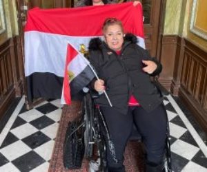 مصرية بالسويد تتحدى ظروفها المرضية وتدلى بصوتها على كرسى متحرك