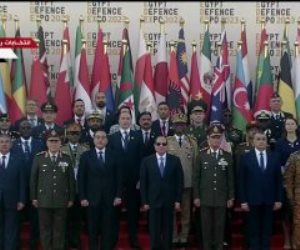 الرئيس السيسي يلتقط صورة تذكارية مع المشاركين بمعرض إيديكس 2023