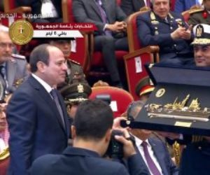 قائد القوات البحرية يقدم "درع الفرقاطة المصرية الجديدة" للرئيس السيسى
