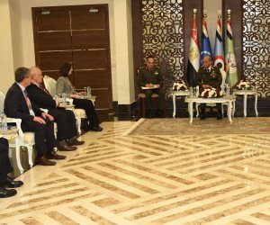 وزير الدفاع ورئيس الأركان يعقدان لقاءات ثنائية مع قادة الوفود العسكرية بإيديكس