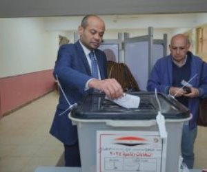رئيس البورصة المصرية يدلي بصوته في الانتخابات الرئاسية بمدينة نصر