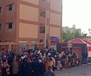 سيدات الأسمرات يحتشدن بكثافة أمام لجان الاقتراع للإدلاء بأصواتهن