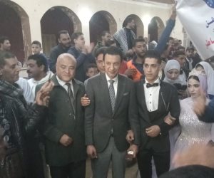 عروسان بملابس الزفاف يصوتان فى انتخابات الرئاسة بمنشأة القناطر  (صور)
