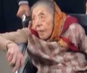 فى انتخابات الرئاسة.. معمرة على كرسى متحرك تحرص على الإدلاء بصوتها