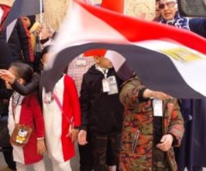 الأطفال يرسمون المستقبل.. يرفعوا أعلام مصر أمام لجان منشأة البكارى فى الجيزة