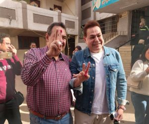 حكيم يدلي بصوته في انتخابات الرئاسة بمصر الجديدة ويلتقط سيلفي مع الأهالي (صور)