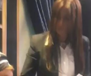 المستشارة مروة هشام بركات تساعد مسنة للإدلاء بصوتها فى انتخابات الرئاسة