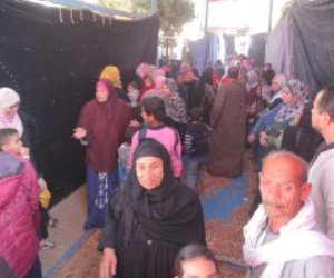 اصطفاف المواطنين أمام مقار لجان الانتخابات الرئاسية بقرية المقاطفية دائرة العياط