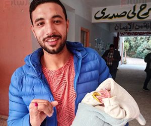 من مشاهد العرس الانتخابي .. الرضيع "عمر" أصغر الحاضرين بانتخابات الرئاسة..والداه احتفلا به بالحبر الفسفورى