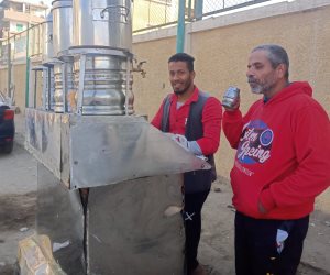 «يوسف» بائع التمر يوزع مشروبات على الناخبين بمصر القديمة