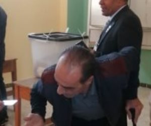 رئيس لجنة بالجمالية يساعد مسن من ذوى الهمم.. والناخب: مصر ليها حق علينا