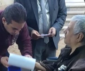 رئيس لجنة بالمنوفية يخرج لمسن لمساعدته فى التصويت لعدم قدرته على الحركة