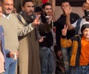 بعلامة النصر.. اصطفاف الشباب أمام لجان منشأة القناطر بالجيزة "صور"