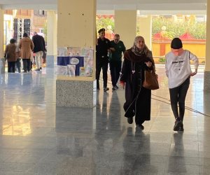 رجال الشرطة في معاونة كبار السن بمشهد بديع خلال الانتخابات الرئاسية