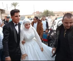"جواز في حب الوطن" شاب سيناوي وعروسة يشاركان بالانتخابات الرئاسية بملابس الزفاف في بئر العبد