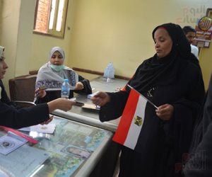 بعلم مصر.. سيدات الأقصر يتوافدون على لجان الانتخابات الرئاسية 