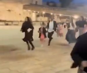  هروب إسرائيليين بعد صافرات إنذار الصواريخ الفلسطينية داخل القدس (فيديو)