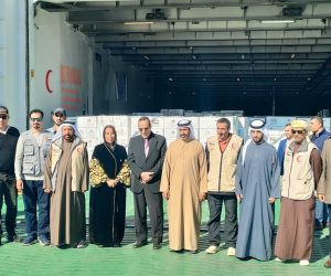 حملت 7225 ألف طن.. محافظ شمال سيناء يستقبل سفينة المساعدات الإماراتية بميناء العريش البحري (صور) 