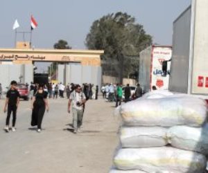 معبر رفح أبوابه مفتوحة.. عبور أفراد وشاحنات مساعدات بين مصر وقطاع غزة