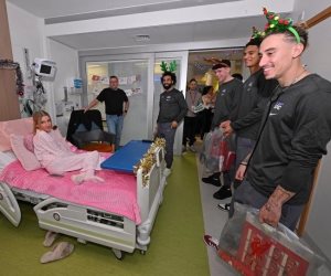 صلاح ولاعبو ليفربول يوزعون الهدايا في مستشفى للأطفال احتفالاً بالكريسماس 