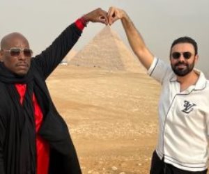 تيريس جيبسون ومحمد كريم في زيارة للأهرامات