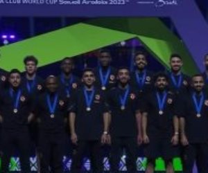 لاعبو الأهلي يتسلمون الميداليات البرونزية بكأس العالم للأندية