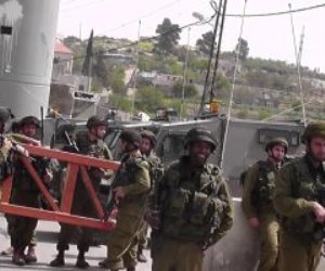 قوات الاحتلال الاسرائيلي تعتقل فلسطينيين من مخيم الجلزون.. والغارات تقتل صحفيا بغزة