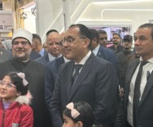 أثناء جولته التفقدية .. الأطفال يلتقطون الصور التذكارية مع رئيس الوزراء بافتتاح معرض الكتاب