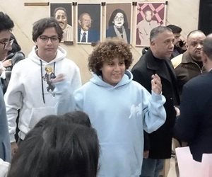 يحيى الفخراني وأحفاده يدعمون لميس جابر بحفل توقيع "حدوتة ع الماشي"