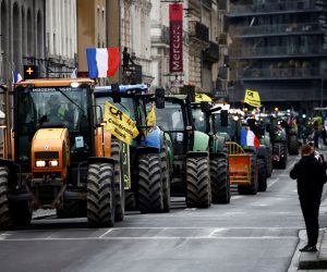مزارعو فرنسا يحاصرون "باريس" بالجرارات احتجاجاً على اجراءات الحكومة
