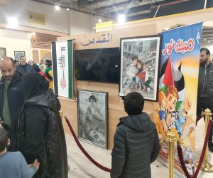 أطفال معرض الكتاب يتضامنون مع القضية الفلسطينية برسم العلم
