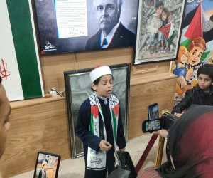  طفل يلقى قصيدة عن فلسطين بجناح الأزهر بمعرض الكتاب بالشال الفلسطينى