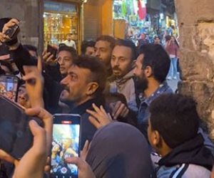 كواليس تصوير مسلسل «حق عرب».. العوضي يلتقط الصور مع الجمهور في شارع المعز