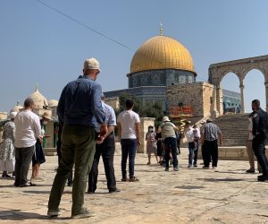 مستوطنون إسرائيليون يقتحمون المسجد الأقصى بحماية شرطة الاحتلال 